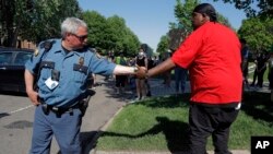 Minnesota ပြည်နယ် St. Paul မြို့မှာ လုံခြုံရေးရဲက ဆန္ဒပြသူတွေကို နှုတ်ဆက်နေ (ဇွန်လ ၁ ရက်နေ့ ၂၀၂၀ ) 