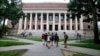 Suasana di sekitar perpustakaan Widener di Harvard Yard, kampus Universitas Harvard di Cambridge, Massachusetts, 13 Agustus 2019. (Foto: dok)