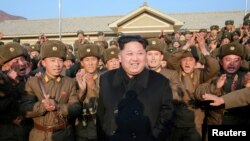 FOTO ARSIP – Pemimpin Korea Utara, Kim Jong Un, melakukan inspeksi pada sebuah sub unit yang berada di bawah Unit KPA 1344 dalam sebuah foto yang tidak bertanggal yang dirilis oleh Kantor Berita Korea Utara (KCNA) di Pyongyang, tanggal 9 November 2016 (foto: REUTERS/KCNA/Foto Arsip)