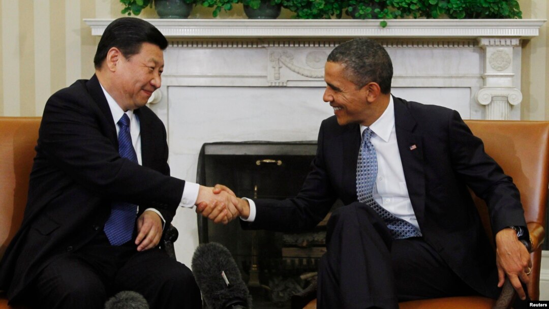 Presiden AS Barack Obama berjabat tangan dengan Xi Jinping yang saat itu masih menjabat sebagai Wakil Presiden China, di Ruang Oval Gedung Putih di Washington, 2012. (Foto: Dok)