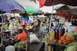 A depreciating Liberian dollar is causing food prices to increase at Monrovia's Gorbachop market. (Lucinda Rouse/VOA)