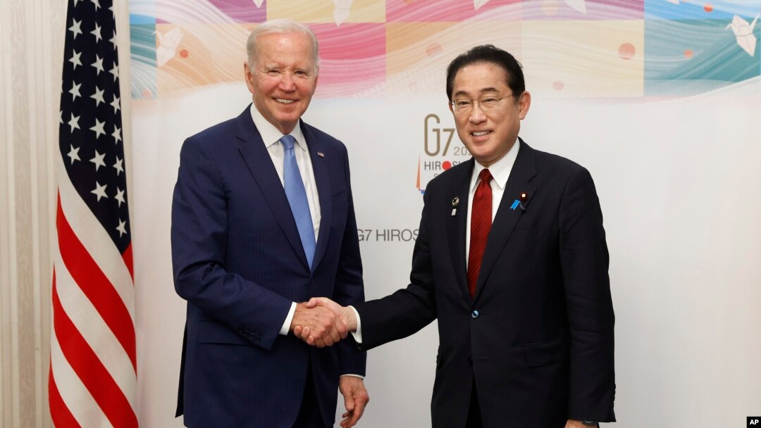 Tổng thống Joe Biden (trái) bắt tay Thủ tướng Nhật Bản Fumio Kishida trước cuộc gặp song phương tại Hiroshima, Nhật Bản, vào ngày 18/5/2023, trước khi bắt đầu Hội nghị thượng đỉnh G-7.