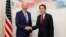 Tổng thống Joe Biden (trái) bắt tay Thủ tướng Nhật Bản Fumio Kishida trước cuộc gặp song phương tại Hiroshima, Nhật Bản, vào ngày 18/5/2023, trước khi bắt đầu Hội nghị thượng đỉnh G-7.