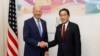 Presiden AS Joe Biden berjabat tangan dengan Perdana Menteri Jepang Fumio Kishida sebelum melangsungkan pertemuan bilateral di Hiroshima, Jepang, pada 18 Mei 2023. (Foto: Kiyoshi Ota/Pool Foto via AP)