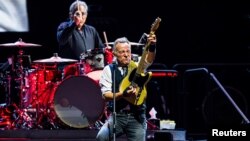 Bruce Springsteen dan band E street tampi di Strawberry Arena di Stockholm, Swedia, 15 Juli 2024. (Foto:Magnus Lejhall/TT News Agency via Reuters)