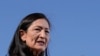 Američka sekretarka unutrašnjih poslova Deb Haaland govori u školi Gila Crossing Community u indijskoj zajednici Gila River, Arizona, 25. oktobra 2024. 