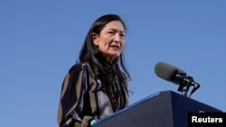 Američka sekretarka unutrašnjih poslova Deb Haaland govori u školi Gila Crossing Community u indijskoj zajednici Gila River, Arizona, 25. oktobra 2024. 