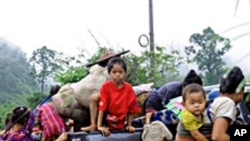 ပြည်တွင်းစစ်ကြောင့် ထိုင်းနယ်စပ်သို့ ထွက်ပြေးလာသည့် ကရင်ဒုက္ခသည်အချို့။ ဇွန် ၉၊ ၂၀၀၉။