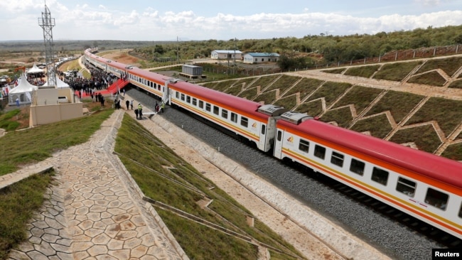 2019年10月16日中国公路桥梁总公司在肯尼亚建造的标准轨距铁路线。
