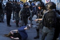 La policía israelí se pelea con los manifestantes en el barrio de Sheikh Jarrah, en el este de Jerusalén, el 15 de mayo de 2021. Las tensiones comenzaron allí a principios de este mes.