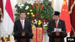 Presiden Susilo Bambang Yudhoyono didampingi Presiden China Xi Jinping di Istana Merdeka Jakarta (2/10). (VOA/Andylala Waluyo)