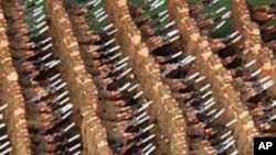 아리랑 축제에서 행군하는 북한 군인들