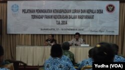 Pelatihan anti-terorisme untuk lurah dan camat di Solo, 17-19 Desember 2014 (Foto: VOA/Yudha)