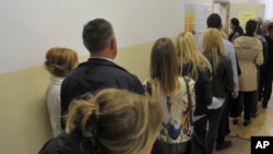 ARHIVA - Red ispred biračkog mesta u Podgorici na parlamentarnim izborima 16. oktobra 2016.