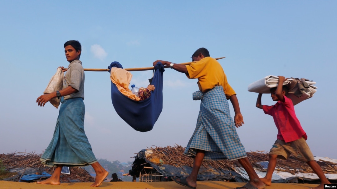 Pengungsi Rohingya membawa kerabat mereka yang sakit ke pusat kesehatan di kamp pengungsi Kutupalong dekat Cox's Bazar, Bangladesh, 24 Oktober 2017. 