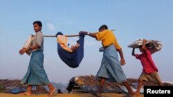 Pengungsi Rohingya membawa kerabat mereka yang sakit ke pusat kesehatan di kamp pengungsi Kutupalong dekat Cox's Bazar, Bangladesh, 24 Oktober 2017. 