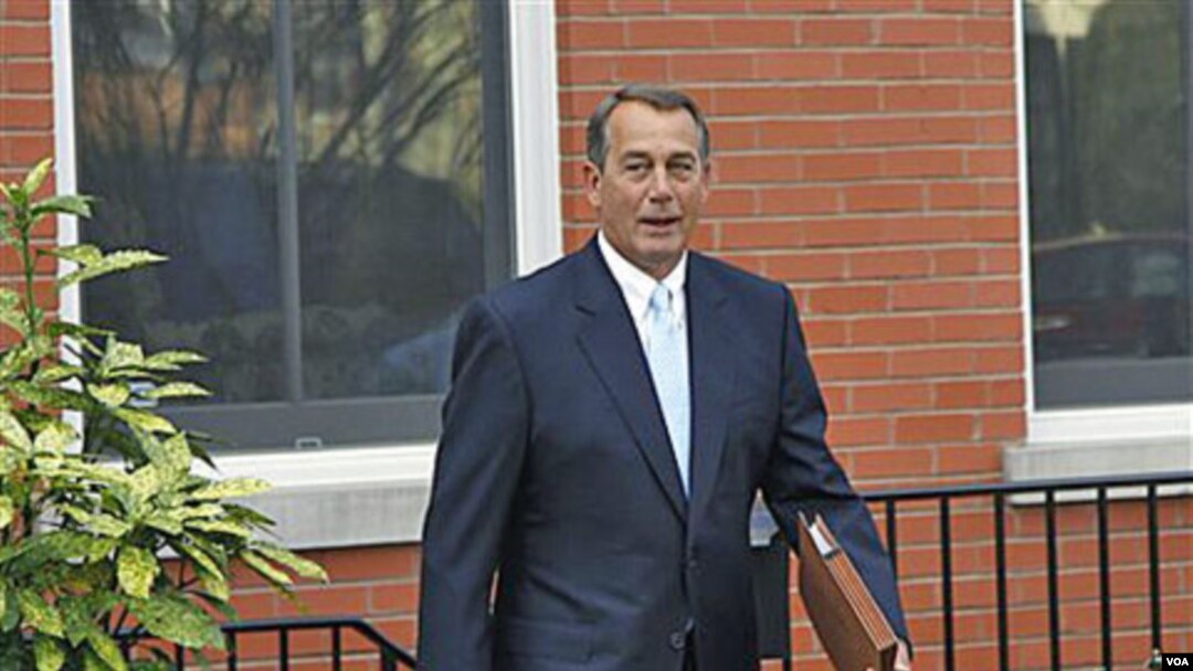 Ketua DPR John Boehner dari Partai Republik keluar dari rumahnya di Capitol Hill, Washington.