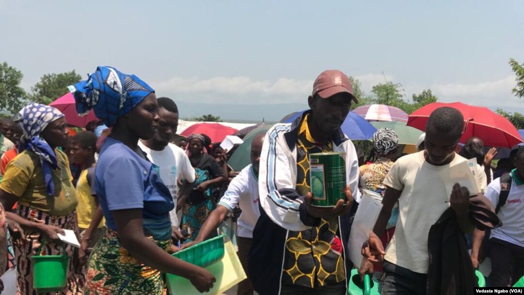 Abarundi bacumbitse mu nkambi ya Mulongwe muri Kongo bahabwa ibikoresho by'ubuhinzi
