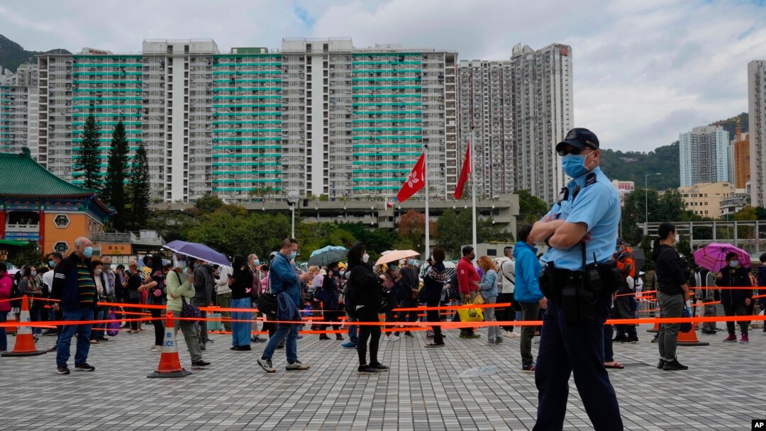 Warga antre tes COVID-19 di Hong Kong, Minggu, 23 Januari 2022. (AP/Kin Cheung).