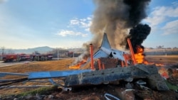 Vatrogasci gase plamen nakon što je avion udario u betsnski zid i zapalio se na aerodromu u Muanu, Južna Koreja, 29. decembar 2024.