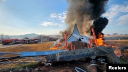 Vatrogasci gase plamen nakon što je avion udario u betsnski zid i zapalio se na aerodromu u Muanu, Južna Koreja, 29. decembar 2024.