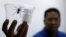Seorang staf Departement Lingkungan Hidup dan Sumber Daya Alam Filipina memperlihatkan satu dari 757 tarantula yang disimpan dalam wadah plasik, di kantor mereka di Manila, Filipina, 3 April 2019.