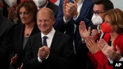 Olaf Scholz, pemimpin Partai Sosial Demokrat, berbicara kepada para pendukungnya usai kemenangan partainya dalam pemilu, di Berlin (26/9). 