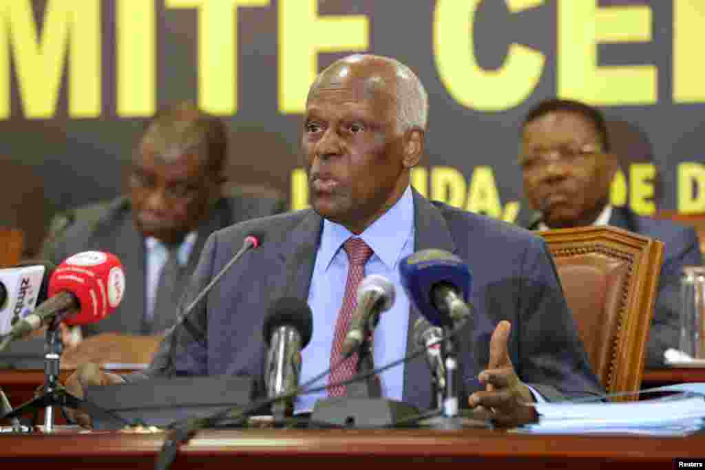 Arquivo - Presidente angolano e líder do MPLA, José Eduardo dos Santos participa de comité central do partido em reunião em Luanda, Angola, 2 de dezembro de 2016.