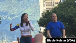 ARCHIVO - Juan Pablo Guanipa, dirigente del partido Primero Justicia, en la clandestinidad, a la derecha en la foto, reaparece junto a la líder opositora María Corina Machado en una protesta en Caracas, el 9 de enero de 2025.