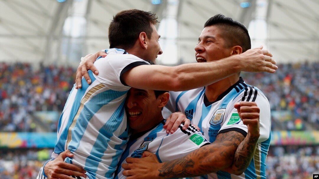 Lionel Messi (trái-phải) ăn mừng cùng đồng đội Angel Di Maria và Marcos Rojo sau khi bàn vào lưới Nigeria trong trận đấu bảng F tại sân vận động Beira Rio ở Porto Alegre, 25/6/2014