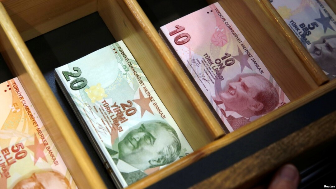Uang kertas Turki Lira di tempat penukaran mata uang asing di Istanbul, Turki, 13 Agustus 2018. 