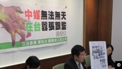 台湾执政党民进党立委罗致政批评香港大公报记者跟监报道涉及国安问题。（美国之音张永泰拍摄）