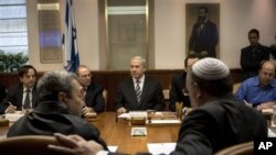PM Israel Benyamin Netanyahu saat memimpin rapat kabinet, bersama Moshe Yaalon (baju biru, paling kanan(foto: dok)). 