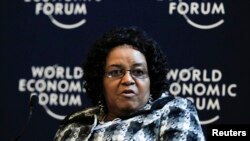 La sud-africaine Edna Molewa, ministre de l'Environnement, lors d'une session au Forum mondial de l'économie, à Davos, le 25 janvier 2012.