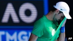El campeón defensor masculino Novak Djokovic de Serbia practica en Margaret Court Arena antes del campeonato de tenis del Abierto de Australia en Melbourne, Australia, el 13 de enero de 2022.