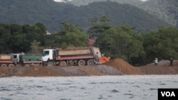 A truck is pouring sand into the sea in Kep province, Cambodia, Dec. 27, 2021. (Sun Narin/VOA Khmer) 