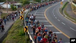 Archivo - Migrantes centroamericanos, parte de una caravana que espera llegar a la frontera con EE.UU. se desplaza en Frontera Hidalgo, México, el 12 de abril de 2019.