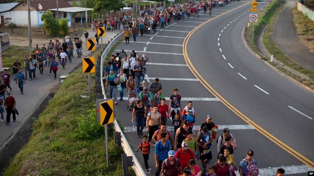 Para migran Amerika Tengah, bagian dari kafilah migran yang berusaha masuk ke AS, berjalan di Frontera Hidalgo, Meksiko, 12 April 2019.