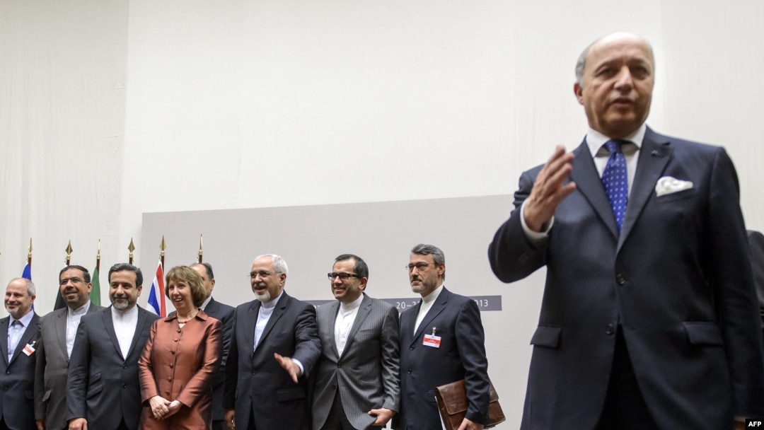 Menlu Perancis Laurent Fabius (kanan) di Jenewa (24/11) 