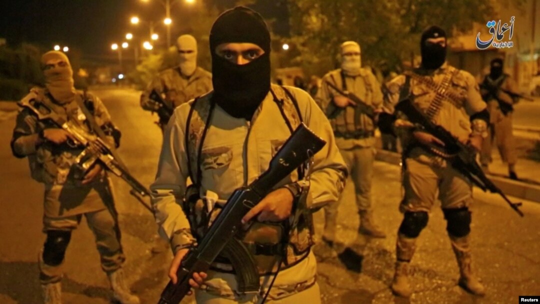 Videograb dari video yang dirilis ISIS melalui kantor berita kelompok Amaq, menunjukkan seorang militan yang tidak dikenal sedang berbicara dengan kamera, dalam rekaman di Mosul, Irak, 18 Oktober 2016. (Foto: dok).