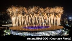 Pesta kembang api menyemarakkan Upacara Pembukaan Asian Games ke-18 Tahun 2018 di Stadion Utama Gelora Bung Karno (GBK), Senayan, Jakarta, Sabtu, 18 Agustus 2018. (Foto: Antara/INASGOC/M Agung Rajasa)