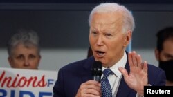 El presidente estadounidense Joe Biden pronuncia un discurso durante una reunión de líderes sindicales nacionales en la sede de la AFL-CIO, en Washington, Estados Unidos, el 10 de julio de 2024.