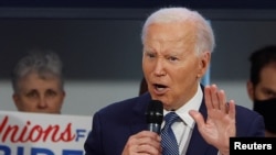 Presiden AS Joe Biden menyampaikan pidato dalam kunjungannya ke pertemuan para pemimpin serikat pekerja di markas AFL-CIO di Washington, pada 10 Juli 2024. (Foto: Reuters/Evelyn Hockstein)