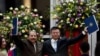 En esta fotografía de archivo del 14 de junio de 2013, el presidente Daniel Ortega, izquierda, y el empresario chino Wang Jing sostienen un acuerdo de concesión para la construcción de un canal multimillonario en la Casa de los Pueblos en Managua. AP