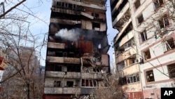 22일 러시아군 공습으로 파괴된 우크라이나 남동부 자포리자 시내 아파트에서 연기가 피어오르고 있다. 