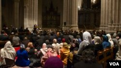 Umat muslim AS mendengarkan Khutbah Jumat di Gereja Nasional Kathedral Washington di Washington DC hari Jumat (14/11).