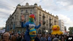 Nekoliko hiljada ljudi, od kojih su neki nosili simbolične "fantomke", protestovalo je na godišnjicu tajanstvenog rušenja objekata.