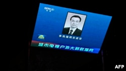 A large screen broadcasts an obituary of the former Chinese premier Li Keqiang outside a mall in Beijing on Oct. 27, 2023.