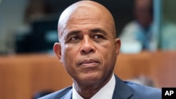 ARCHIVO - En esta fotografía de archivo del 10 de junio de 2015, el presidente de Haití, Michel Joseph Martelly, espera el inicio de una mesa redonda en la cumbre UE-CELAC en Bruselas. AP