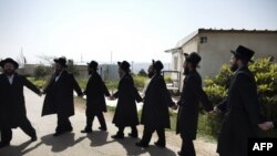 이스라엘 대법원이 웨스트 뱅크에서 가장 크고 오래된 유대인 정착촌 미그론의 철거 시한 연장을 거부한 가운데, 축복의 기도를 올리고 있는 초정통파 유대계 주민들(자료사진)